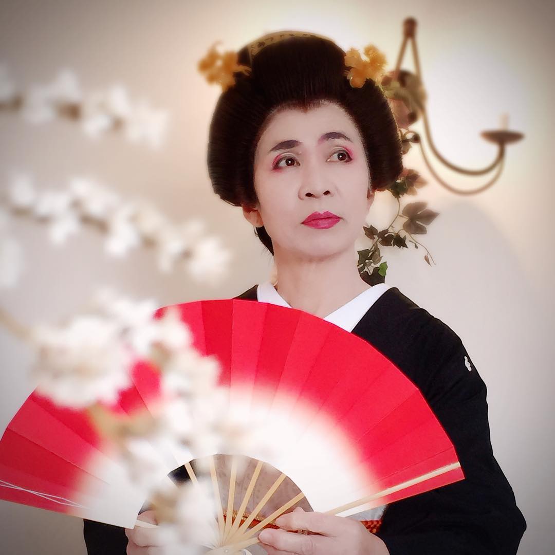 芸者さん体験会。今回のお客様。還暦過ぎたら、ずーっと記念に変身してみたかったそうです。歳を重ねて今、やってみたかったことを、やってみる。イキイキとした笑顔で印象的でした！ありがとうございました。 #芸者体験 #芸者 #日本髪 #留袖 #変身 #変身メイク #変身体験 #水化粧 #着物 #kimono #makeup #nihongami #和装 #着付け #記念 #記念写真 #和泉市 #geisha
